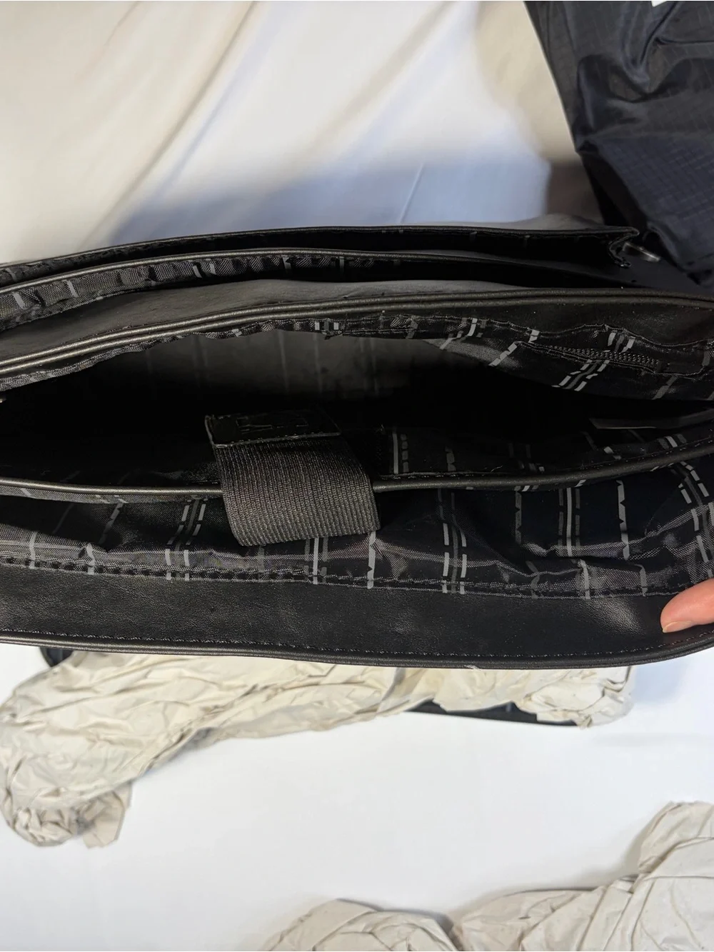 Kenneth Cole Reaction Black Vegan LeatherMessenger Bag for Men